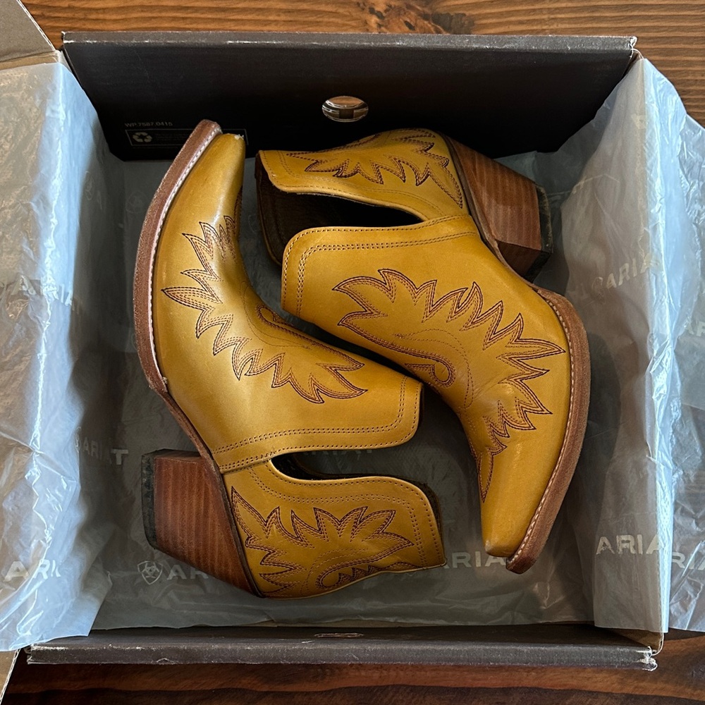 Ariat Women's Mustard Dixon Booties